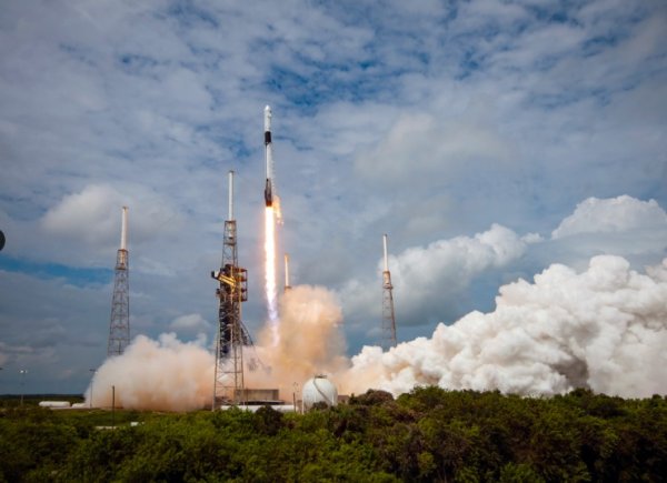 专业股票配资 太空“大营救”!龙飞船出发!